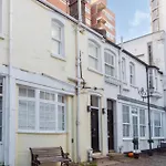 Traditional Treasure - 3 Bedroom Home By Hyde Park