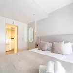 Stylish & Central 2-Bed, 2-Bath In Notting Hill