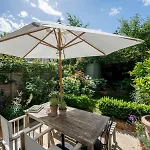 Pass The Keys Stylishly Designed London Townhouse - Garden Oasis