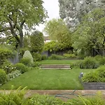 Unwind In Style 2Br With Cozy Backyard For Groups