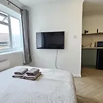 Newly Renovated Studios & Ensuite Rooms! - Camberwell