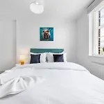 Modern 2 Bed 2 Bathroom Clapham