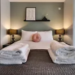 Spacious Modern Camberwell Apartment