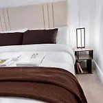 Bright Modern London 2-Bed Apartment With 2-Bath & Balcony View
