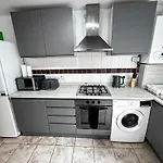 Stratford 3 Bed Garden Home By Dluxoria Short Lets & Serviced Accommodation Greater London