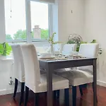 Cozy 2-Bedroom Flat With Private Balcony Near Islington Station, Canonbury