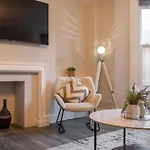 Kensington - Two Bedroom Central London Apartment With Garden