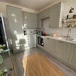 Pretty Putney Flat Close To The River