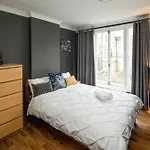 Beautiful 2-Bed, 2 Bathrooms Flat In Zone 1, - Just Minutes Walk To High Street Kensington, Earls Court, Hyde Park