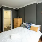 Beautiful 2-Bed, 2 Bathrooms Flat In Zone 1, - Just Minutes Walk To High Street Kensington, Earls Court, Hyde Park