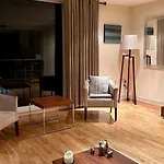 Comfortable & Well-Located 2 Bed Apartment In Chelsea
