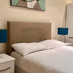 Comfortable & Well-Located 2 Bed Apartment In Chelsea