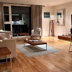 Comfortable & Well-Located 2 Bed Apartment In Chelsea