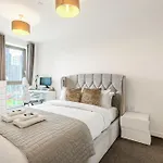 Bright New Flat Overlooking The Wembley Stadium