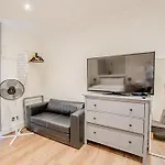 Stylish Elegant Hyde Park Studio Flat