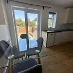 London Flat Near Wembley, Self Check In, Garden