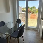 London Flat Near Wembley, Self Check In, Garden