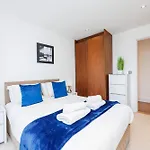 3 Bed Apartment In Canary Wharf, Weekly & Monthly Offers