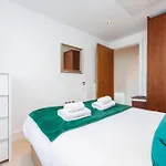 3 Bed Apartment In Canary Wharf, Weekly & Monthly Offers