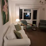 Conveniently Located Comfortable Apartment Close To Notting Hill