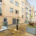 Central 2-Bed 2-Bath Apartment In Old Street
