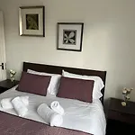 Cosy 2-Bed Retreat In Hampstead