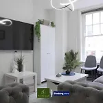 2 Bedroom Apartment By Arhouse Apartments Short Lets & Serviced Accommodation Oxford St With Free Wifi