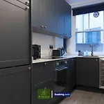 2 Bedroom Apartment By Arhouse Apartments Short Lets & Serviced Accommodation Oxford St With Free Wifi