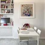 Luxury Bright Kensington Designer Entire Flat