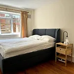 Quiet Two-Bedroom Flat In Chiswick