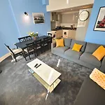 Luxury 4-Bedroom Apartment In Oxford Street