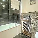 Athera - Festival Quarter, Canary Wharf 2 Bed, 2 Bath Apartment With Balcony And Gym Facility