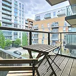 Athera - Festival Quarter, Canary Wharf 2 Bed, 2 Bath Apartment With Balcony And Gym Facility