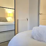Athera - Festival Quarter, Canary Wharf 2 Bed, 2 Bath Apartment With Balcony And Gym Facility