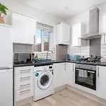 Canning Town 4 Bed Flat Sleeps 7- For Groups, Families And Contractors- With Free Parking