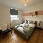 Cosy 1 Bedroom Flat Steps From Turnpike Ln Station London