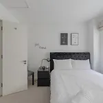 Modern 2Bd Apartment: Comfort In Every Corner
