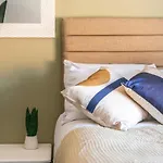 Charming Studio In Excellent Location 10