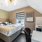 Charming Studio In Excellent Location 10
