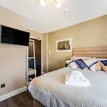 Charming Studio In Excellent Location 10