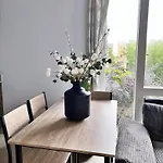 Bright Modern London 2-Bed Apartment With 2-Bath & Balcony View