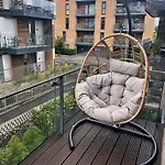 Bright Modern London 2-Bed Apartment With 2-Bath & Balcony View