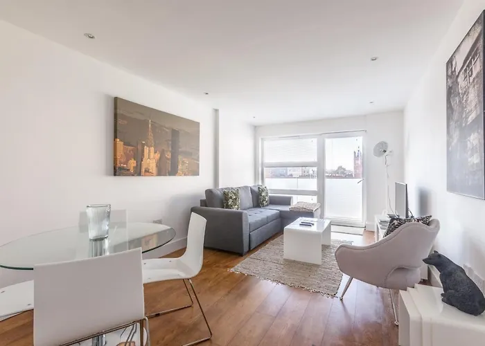 Luxury 2-Bed Flat Parking And Close To The Tube