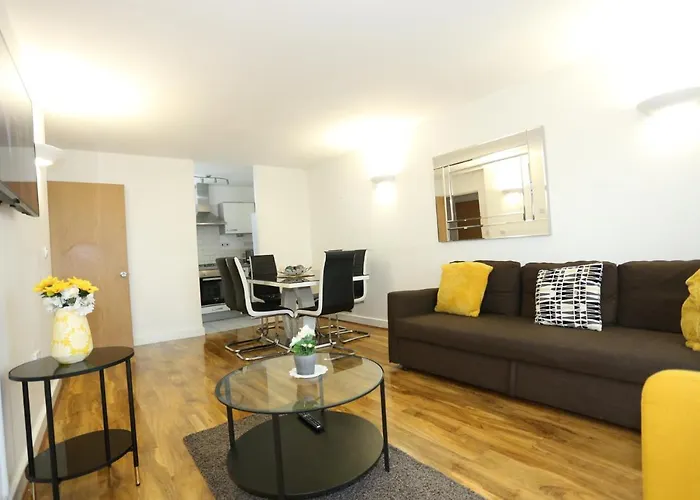 Lovely View 2 Beds 2 Bath Apartment, London