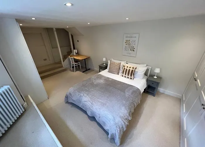 Lovely 2 Bedroom Flat With Garden And Parking