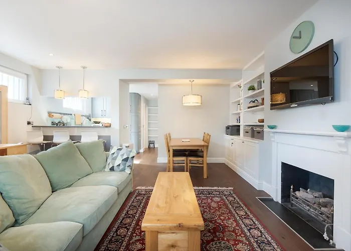 Attractive Apartment With Private Patio In Fashionable Fulham By Underthedoormat