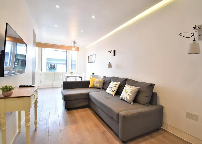 Stunning Apartment, Shirland Mews