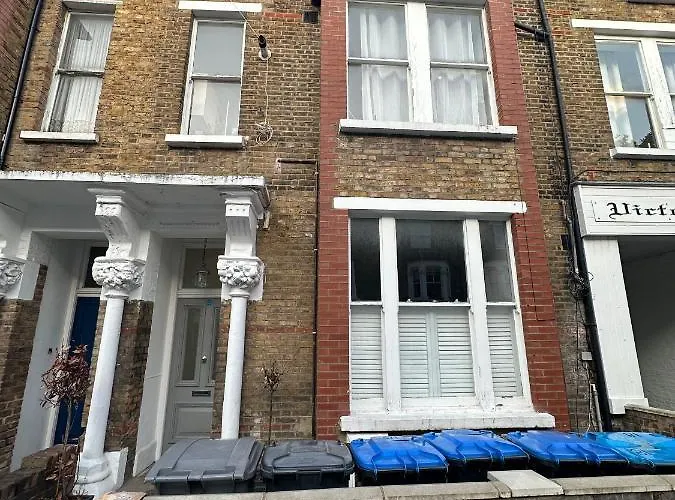 Delightful New Ensuite Bedroom With Stunning Shared Kitchen & Living Room -1C The Charteris