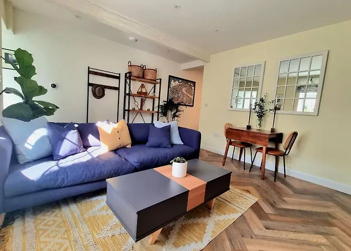 Spacious & Renovated 1-Bed Garden Flat In London