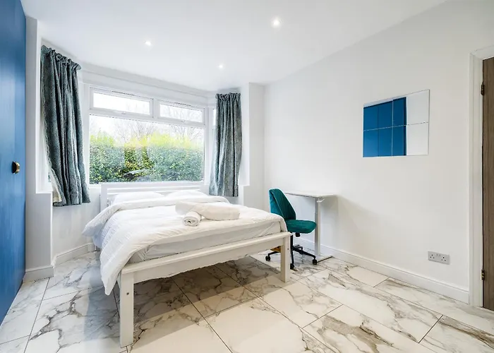 Luxurious 2 Bedroom Flat With Parking And Garden, 5 Mins Walk To Train Station And Bus Stop Opposite Property